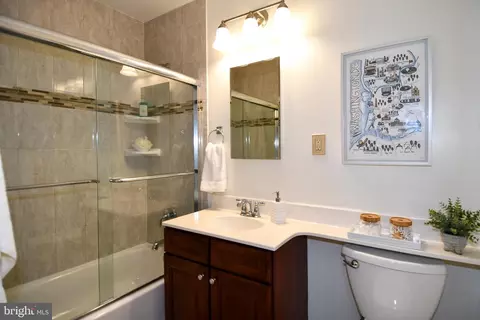Bath - 2231 Cartwright Pl, Reston, VA 20191 photo 3 of 3