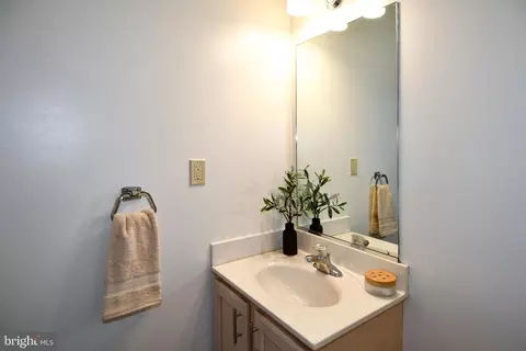 Bath - 2231 Cartwright Pl, Reston, VA 20191 photo 2 of 3