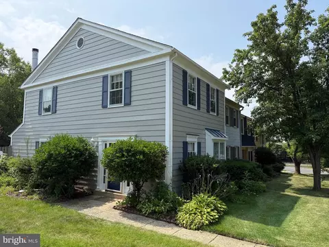 7501 Blanford Ct, Alexandria, VA 22315