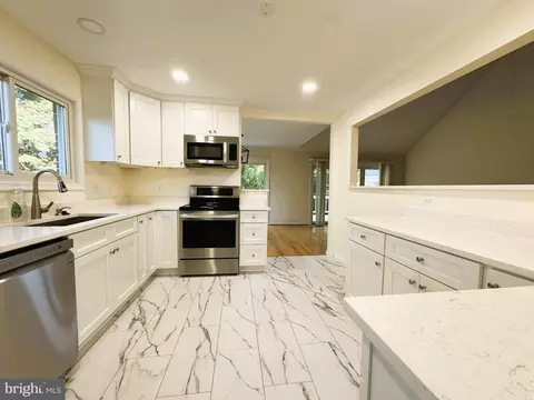 4507 Highland Green Ct, Alexandria, VA 22312