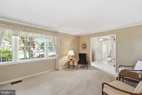 Living - 9385 Saddlemount Ct, Springfield, VA 22153 photo 2 of 6