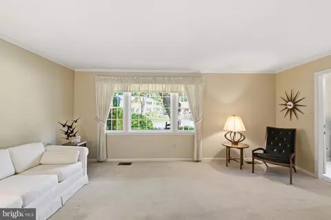 Living - 9385 Saddlemount Ct, Springfield, VA 22153 photo 3 of 6