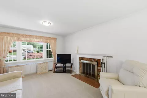 Living - 9385 Saddlemount Ct, Springfield, VA 22153 photo 5 of 6