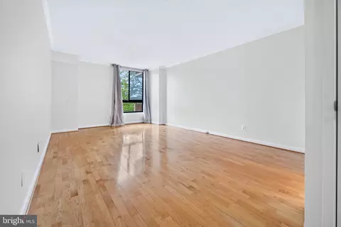 Living - 1800 Old Meadow Rd #101, Mclean, VA 22102 photo 2 of 8