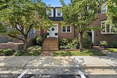 6328 Golf Course Sq, Alexandria, VA 22307