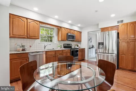 Kitchen - 7362 Silver Pine Dr, Springfield, VA 22153 photo 4 of 5