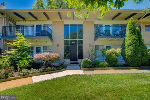 4909 Americana Dr #T6, Annandale, VA 22003