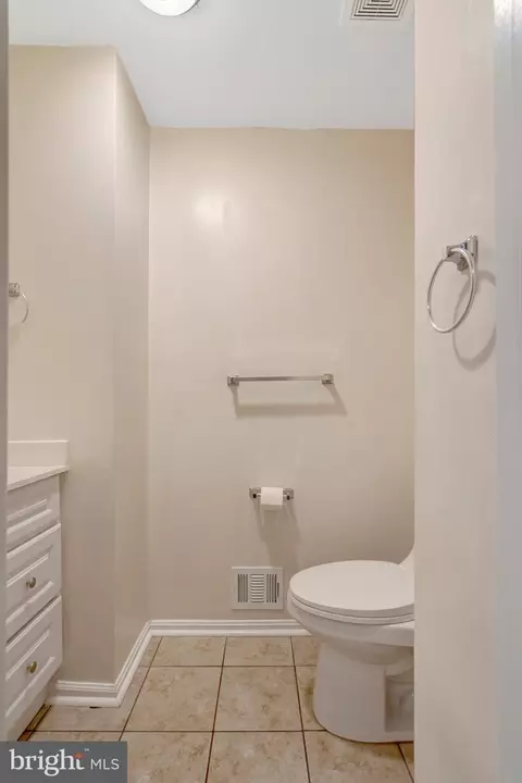 Bath - 7719 Bristol Square Ct, Springfield, VA 22153 photo 2 of 4