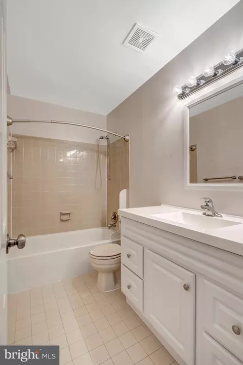 Bath - 7719 Bristol Square Ct, Springfield, VA 22153 photo 4 of 4