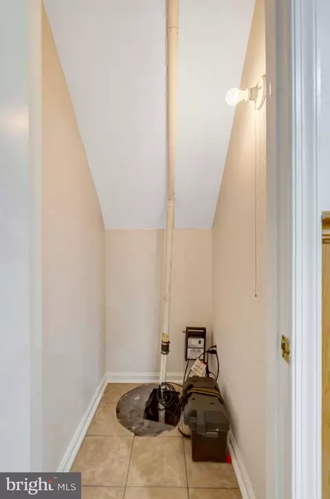 Entry Way - 7719 Bristol Square Ct, Springfield, VA 22153 photo 10 of 10