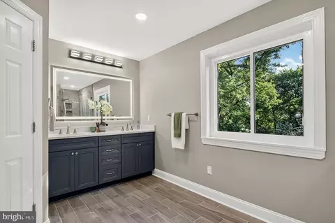 Bath - 13633 Birch Dr, Chantilly, VA 20151 photo 2 of 9