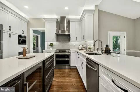 Kitchen - 13633 Birch Dr, Chantilly, VA 20151 photo 7 of 9