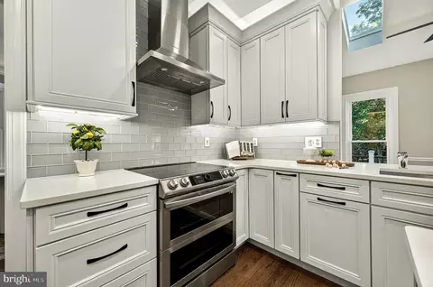 Kitchen - 13633 Birch Dr, Chantilly, VA 20151 photo 3 of 9