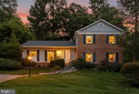 6837 Lamp Post Ln, Alexandria, VA 22306