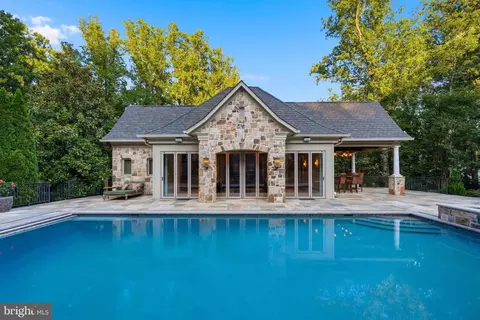 Exterior - 1239 Daleview Dr, Mclean, VA 22102 photo 6 of 11