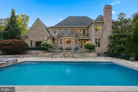 Exterior - 1239 Daleview Dr, Mclean, VA 22102 photo 4 of 11
