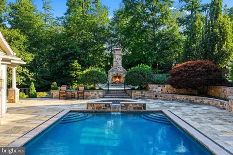 Exterior - 1239 Daleview Dr, Mclean, VA 22102 photo 5 of 11