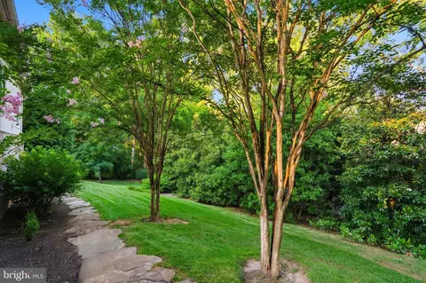 Exterior - 1239 Daleview Dr, Mclean, VA 22102 photo 10 of 11