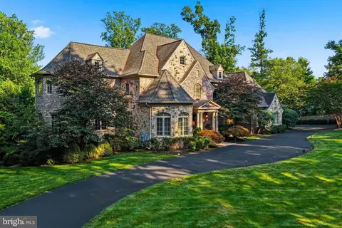 Exterior - 1239 Daleview Dr, Mclean, VA 22102 photo 3 of 11