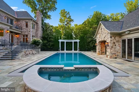 Exterior - 1239 Daleview Dr, Mclean, VA 22102 photo 8 of 11