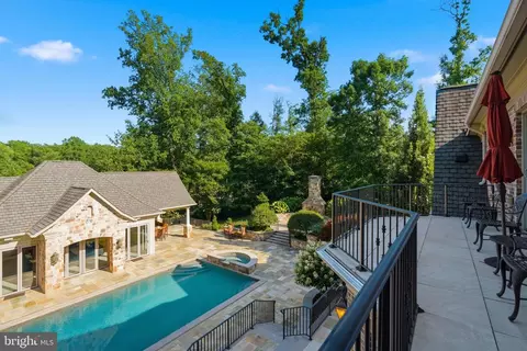 Exterior - 1239 Daleview Dr, Mclean, VA 22102 photo 7 of 11