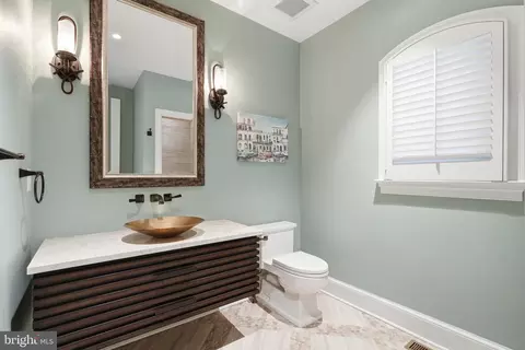Entry Way - 1239 Daleview Dr, Mclean, VA 22102 photo 4 of 5