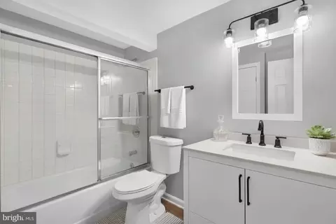 Bath - 8811 Hayload Ct, Springfield, VA 22153 photo 6 of 6