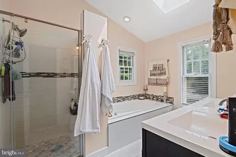 Bath - 6506 Milva Ln, Springfield, VA 22150 photo 2 of 8