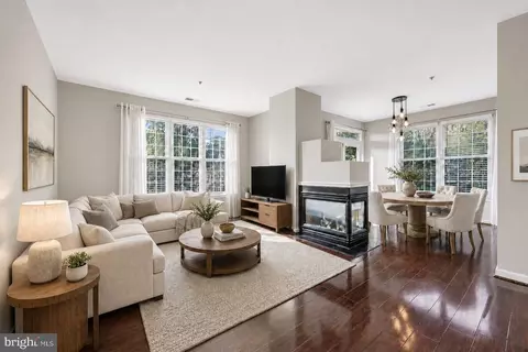 4200 Mozart Brigade Ln #V, Fairfax, VA 22033