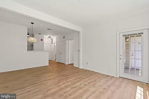 Living - 1530 Spring Gate Dr #9106, Mclean, VA 22102 photo 5 of 7