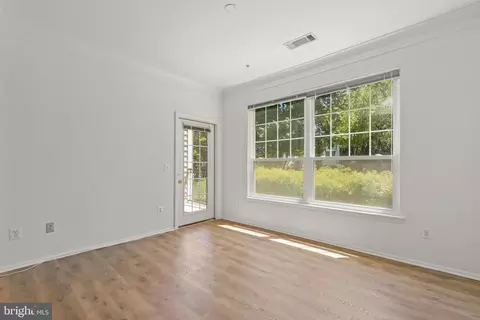 Living - 1530 Spring Gate Dr #9106, Mclean, VA 22102 photo 2 of 7