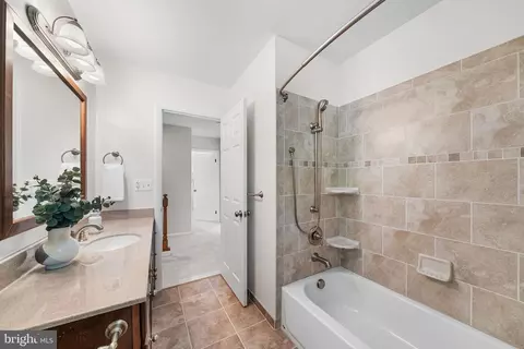 Bath - 6903 Rochambeau Pl, Springfield, VA 22153 photo 4 of 5