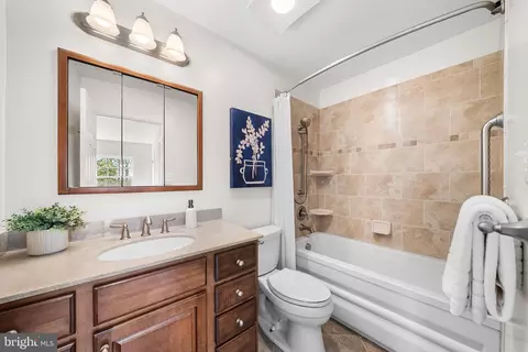 Bath - 6903 Rochambeau Pl, Springfield, VA 22153 photo 3 of 5