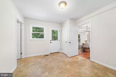Entry Way - 6903 Rochambeau Pl, Springfield, VA 22153 photo 4 of 8
