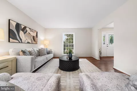 Living - 6903 Rochambeau Pl, Springfield, VA 22153 photo 3 of 8