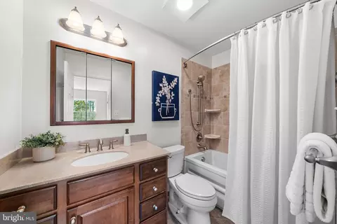 Bath - 6903 Rochambeau Pl, Springfield, VA 22153 photo 2 of 5