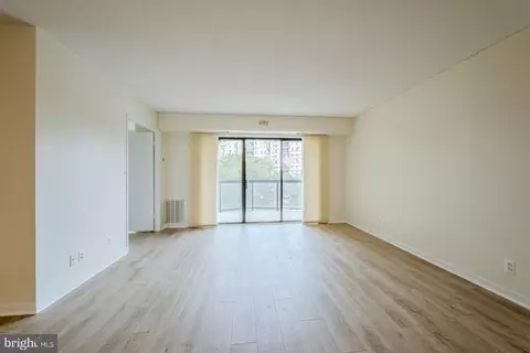 Living - 8340 Greensboro Dr #225, Mclean, VA 22102 photo 4 of 14
