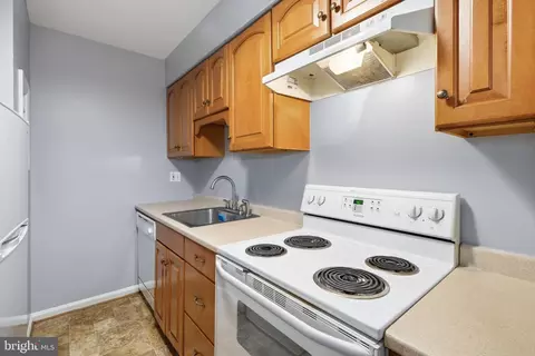Kitchen - 5911 Prince James Dr #D, Springfield, VA 22152 photo 2 of 4