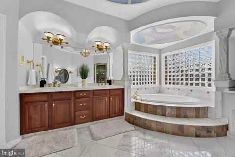 Bath - 6245 Linway Ter, Mclean, VA 22101 photo 2 of 7