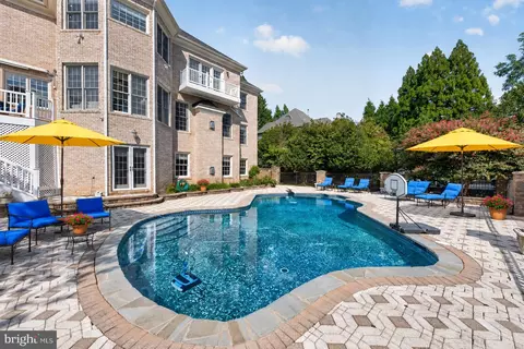 Exterior - 6245 Linway Ter, Mclean, VA 22101 photo 8 of 12