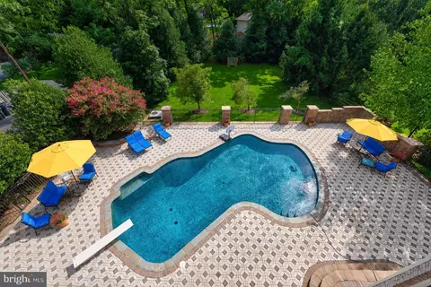 Exterior - 6245 Linway Ter, Mclean, VA 22101 photo 5 of 12