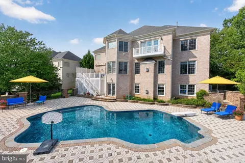 Exterior - 6245 Linway Ter, Mclean, VA 22101 photo 9 of 12
