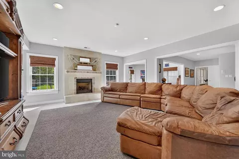 Living - 6245 Linway Ter, Mclean, VA 22101 photo 4 of 4
