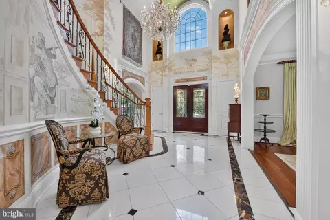 Entry Way - 6245 Linway Ter, Mclean, VA 22101 photo 2 of 6