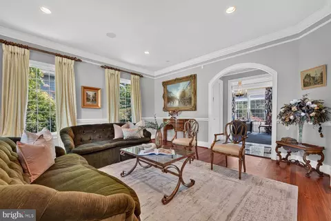 Living - 6245 Linway Ter, Mclean, VA 22101 photo 2 of 4
