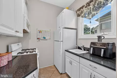 Kitchen - 6245 Linway Ter, Mclean, VA 22101 photo 5 of 5