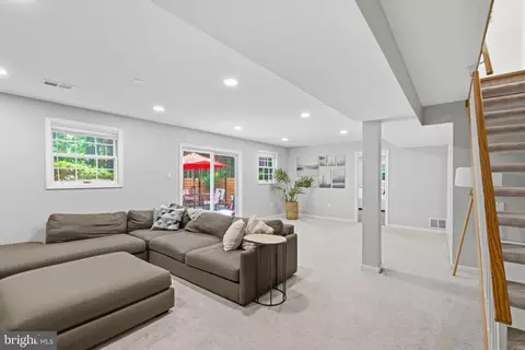 Living - 6401 Limerick Ct, Springfield, VA 22152 photo 2 of 5