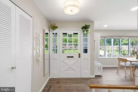 Entry Way - 6401 Limerick Ct, Springfield, VA 22152 photo 2 of 6