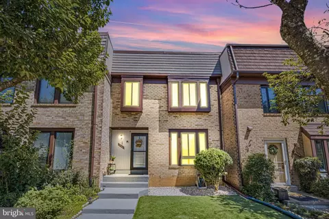 2966 Borge St, Oakton, VA 22124