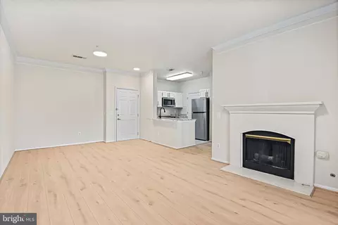 Living - 1580 Spring Gate Dr #4312, Mclean, VA 22102 photo 2 of 3